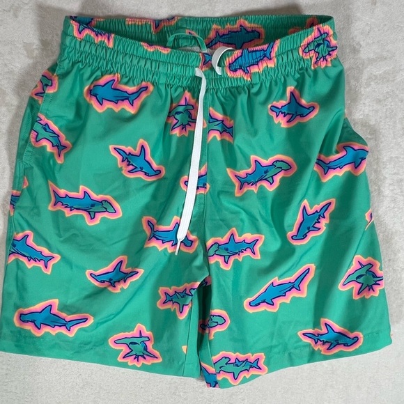 Chubbies Size Small 7” Inseam Shark AOP Print Multicolor Swim Shorts - Picture 1 of 7